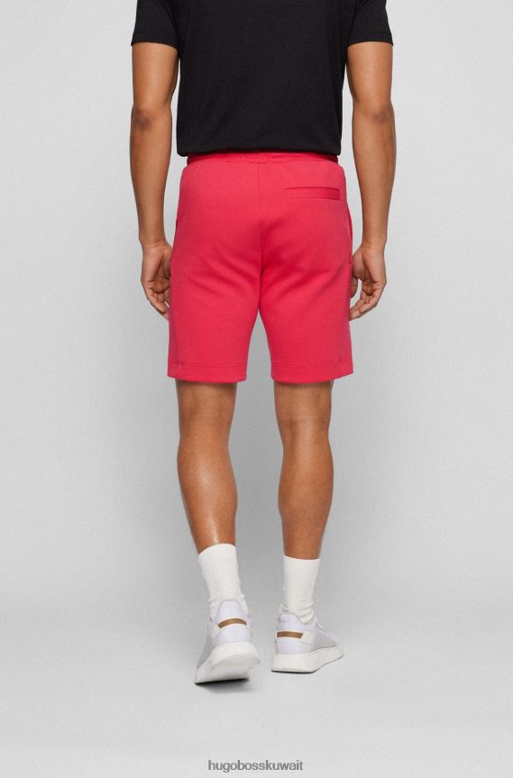 4TFNJN2280 لون القرنفل Hugo Boss شورت من مزيج القطن بقصة عادية مع شعار متعدد الألوان باللون الوردي
