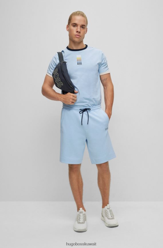 4TFNJN2281 أزرق فاتح Hugo Boss شورت هوغو من مزيج القطن باللون الأزرق الفاتح مع شعار متعدد الألوان