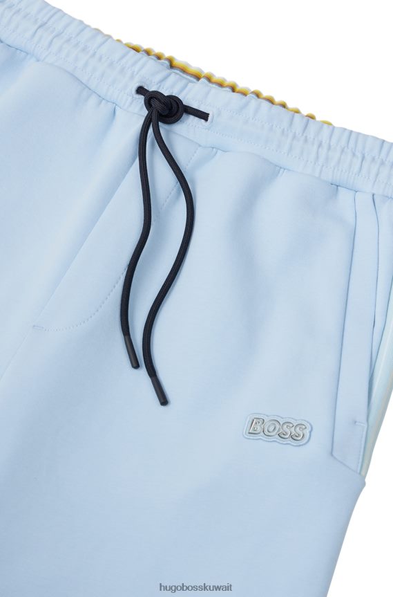 4TFNJN2281 أزرق فاتح Hugo Boss شورت هوغو من مزيج القطن باللون الأزرق الفاتح مع شعار متعدد الألوان