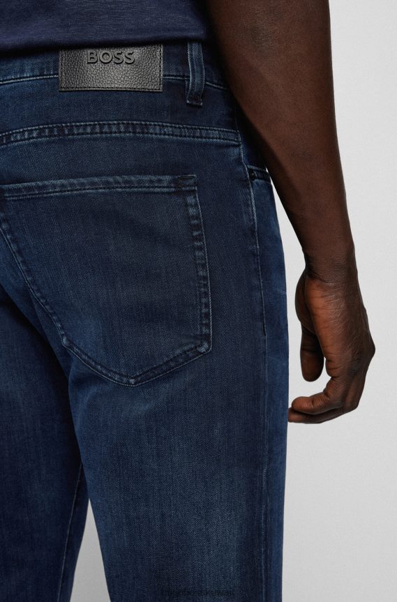 4TFNJN2309 أزرق غامق Hugo Boss جينز هوغو ذو قصة ضيقة باللون الأزرق الداكن من قماش الدنيم الأزرق المريح