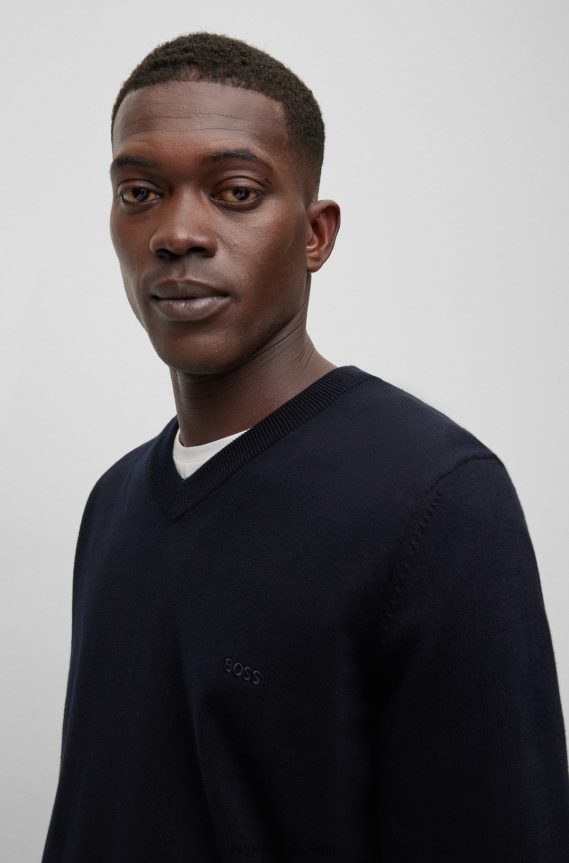 4TFNJN2312 أزرق غامق Hugo Boss سترة زرقاء داكنة برقبة على شكل حرف V من القطن العضوي مع شعار هوغو مطرز