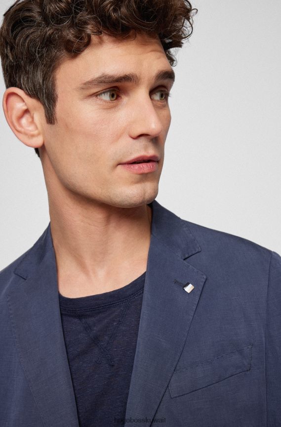 4TFNJN2340 أزرق غامق Hugo Boss سترة زرقاء داكنة بقصة ضيقة مع دبوس هوغو على طية صدر السترة بشريط مميز