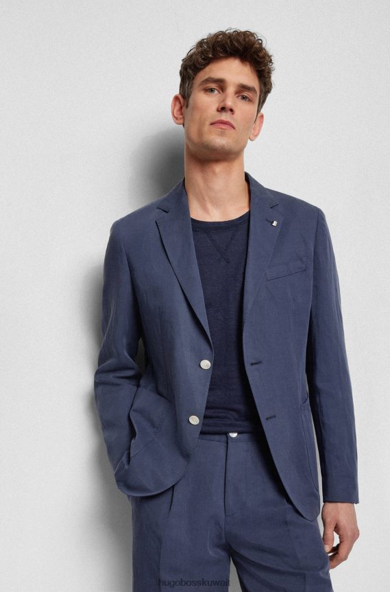 4TFNJN2340 أزرق غامق Hugo Boss سترة زرقاء داكنة بقصة ضيقة مع دبوس هوغو على طية صدر السترة بشريط مميز