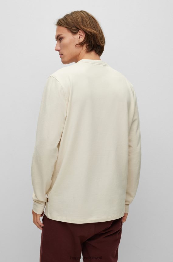 4TFNJN2355 أبيض Hugo Boss تيشيرت هوغو أبيض برقبة هينلي بقصة عادية مصنوع من قطن الجيرسيه