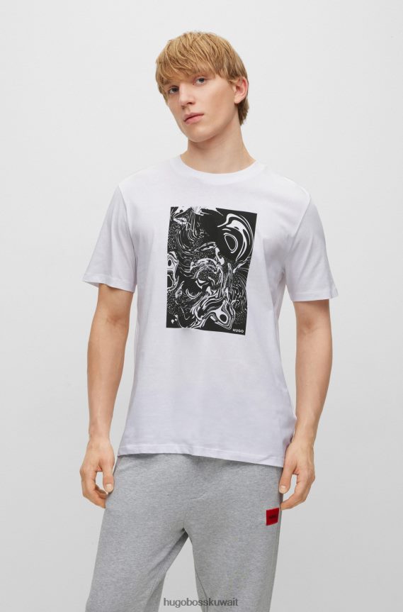 4TFNJN2387 أبيض Hugo Boss تيشيرت هوغو من الجيرسي القطني مع عمل فني تجريدي وشعار باللون الأبيض