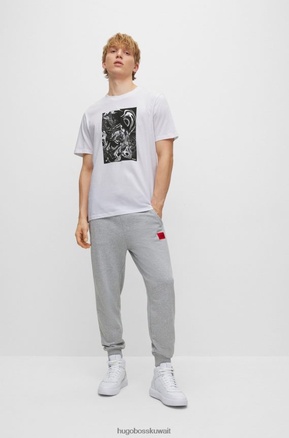 4TFNJN2387 أبيض Hugo Boss تيشيرت هوغو من الجيرسي القطني مع عمل فني تجريدي وشعار باللون الأبيض