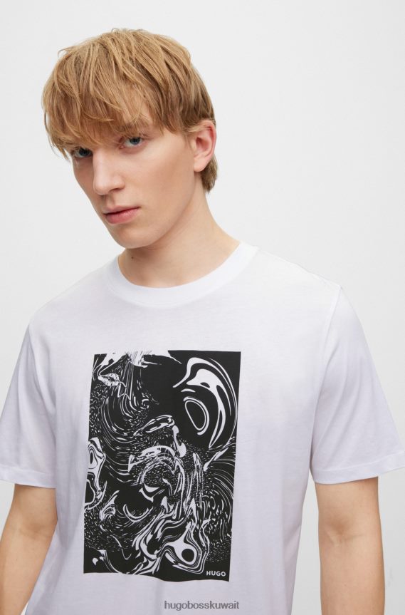4TFNJN2387 أبيض Hugo Boss تيشيرت هوغو من الجيرسي القطني مع عمل فني تجريدي وشعار باللون الأبيض