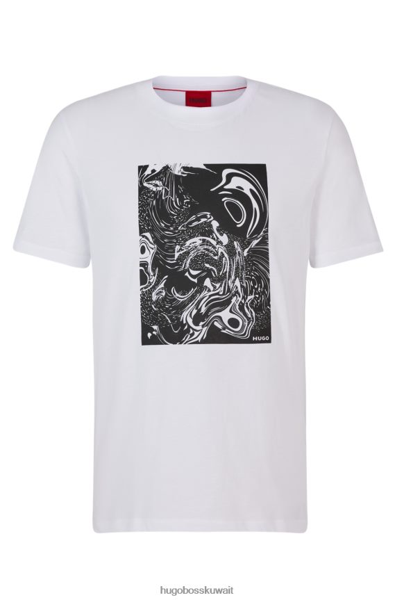 4TFNJN2387 أبيض Hugo Boss تيشيرت هوغو من الجيرسي القطني مع عمل فني تجريدي وشعار باللون الأبيض