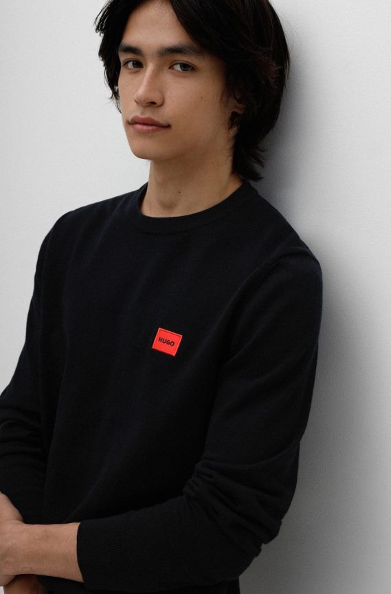 4TFNJN2399 أسود Hugo Boss سترة هوغو من القطن العضوي باللون الأسود مع ملصق شعار أحمر