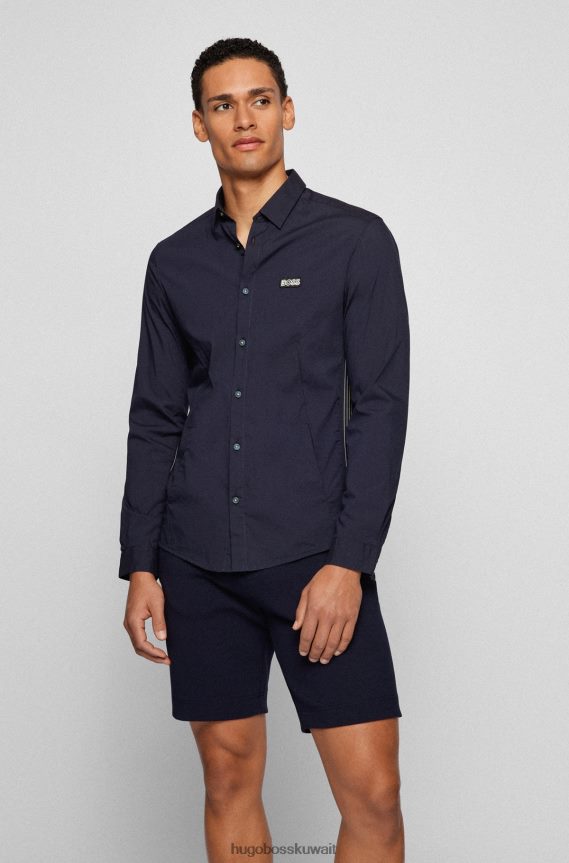 4TFNJN2421 أزرق غامق Hugo Boss قميص علوي من مزيج القطن بقصة عادية مع شعار Hugo متعدد الألوان باللون الأزرق الداكن