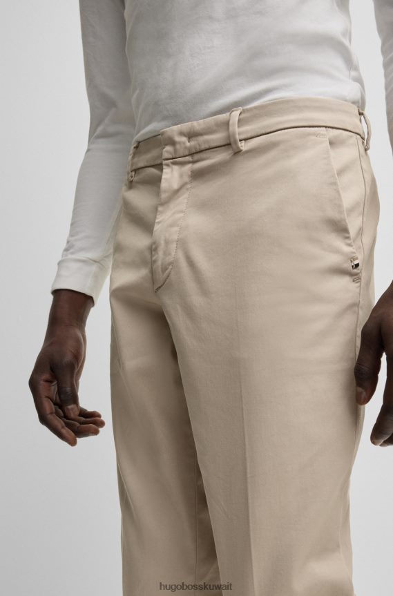 4TFNJN2427 البيج الفاتح Hugo Boss بنطال تشينو بقصة ضيقة مصنوع من قطن الجبردين المطاطي باللون البيج الفاتح