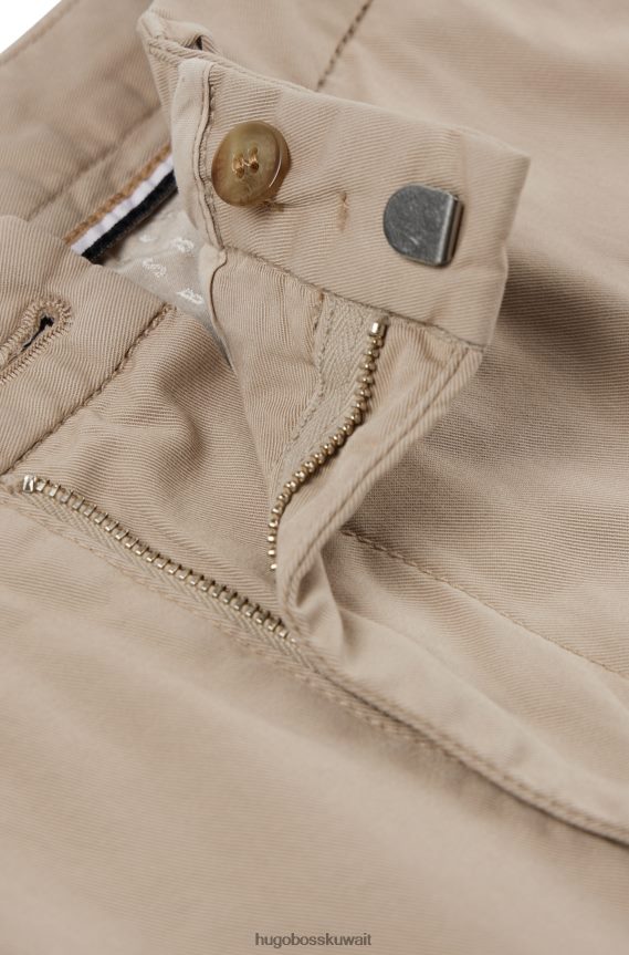4TFNJN2427 البيج الفاتح Hugo Boss بنطال تشينو بقصة ضيقة مصنوع من قطن الجبردين المطاطي باللون البيج الفاتح