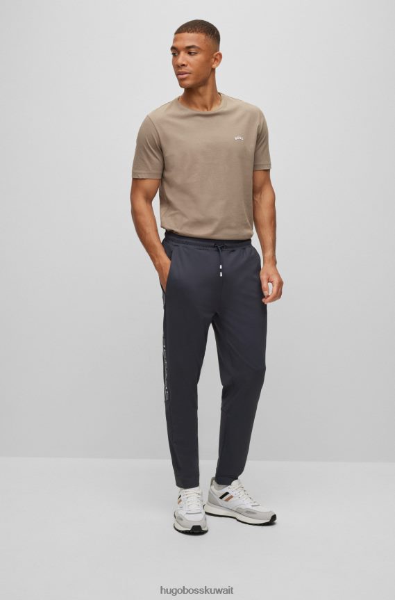 4TFNJN2432 أزرق غامق Hugo Boss بدلة رياضية زرقاء داكنة بقصة عادية مع شريط شعار هوغو