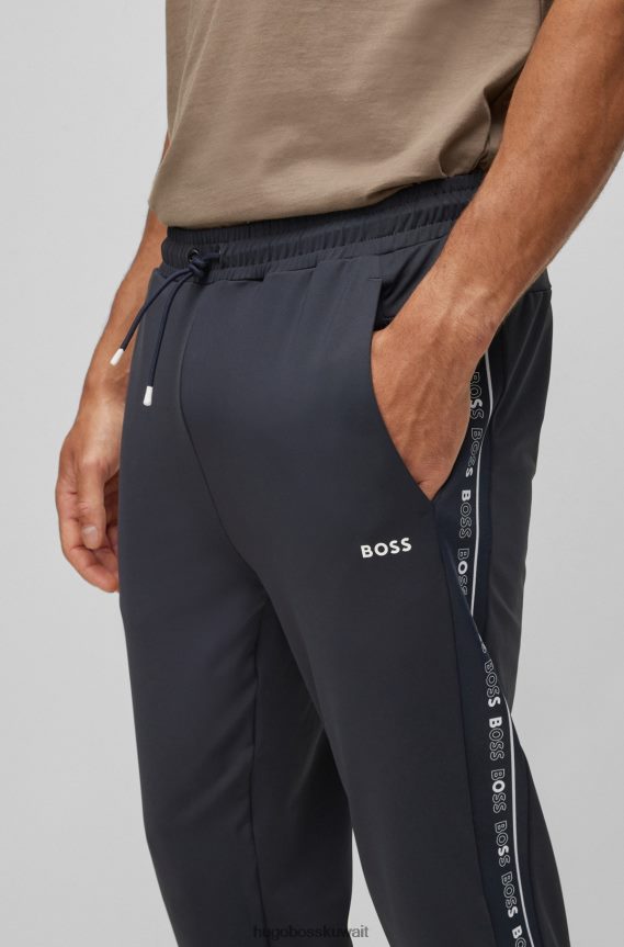 4TFNJN2432 أزرق غامق Hugo Boss بدلة رياضية زرقاء داكنة بقصة عادية مع شريط شعار هوغو