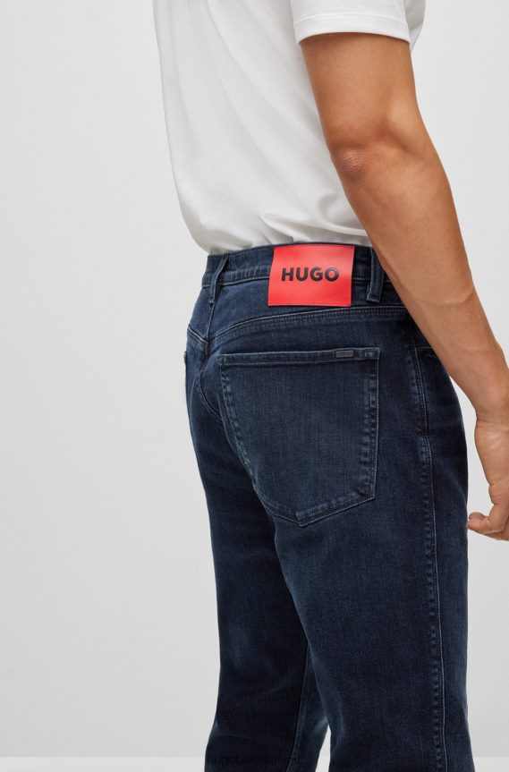 4TFNJN2441 أزرق غامق Hugo Boss جينز هوغو ذو قصة ضيقة باللون الأزرق الداكن من قماش الدنيم المطاطي باللون الأزرق والأسود
