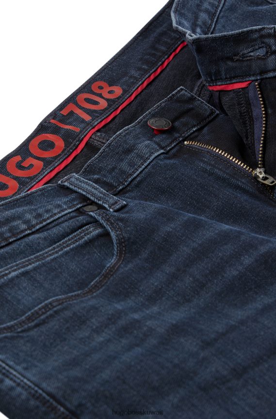 4TFNJN2441 أزرق غامق Hugo Boss جينز هوغو ذو قصة ضيقة باللون الأزرق الداكن من قماش الدنيم المطاطي باللون الأزرق والأسود
