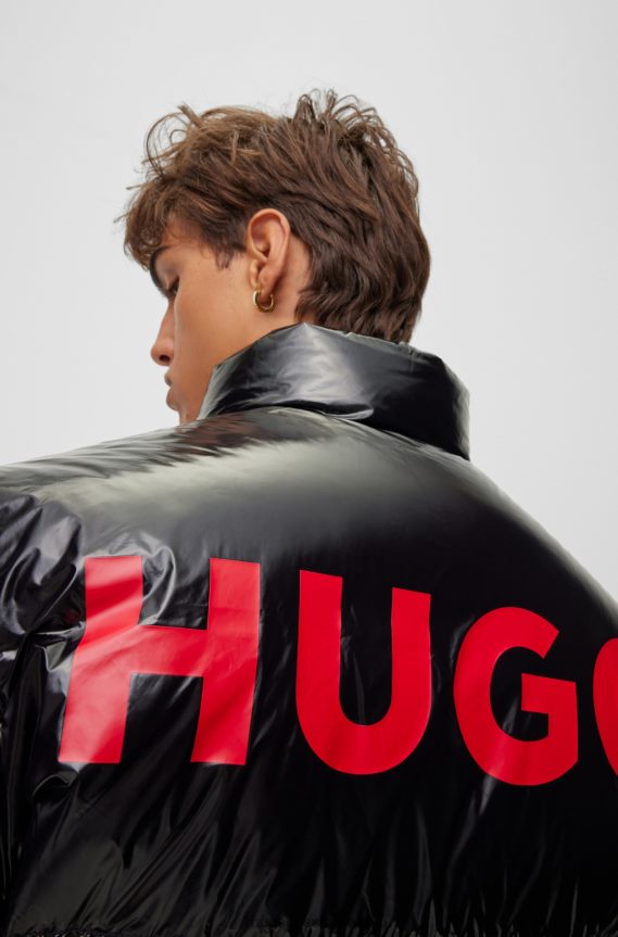 4TFNJN2451 أسود Hugo Boss سترة سوداء مقاومة للماء مع تفاصيل شعار Hugo