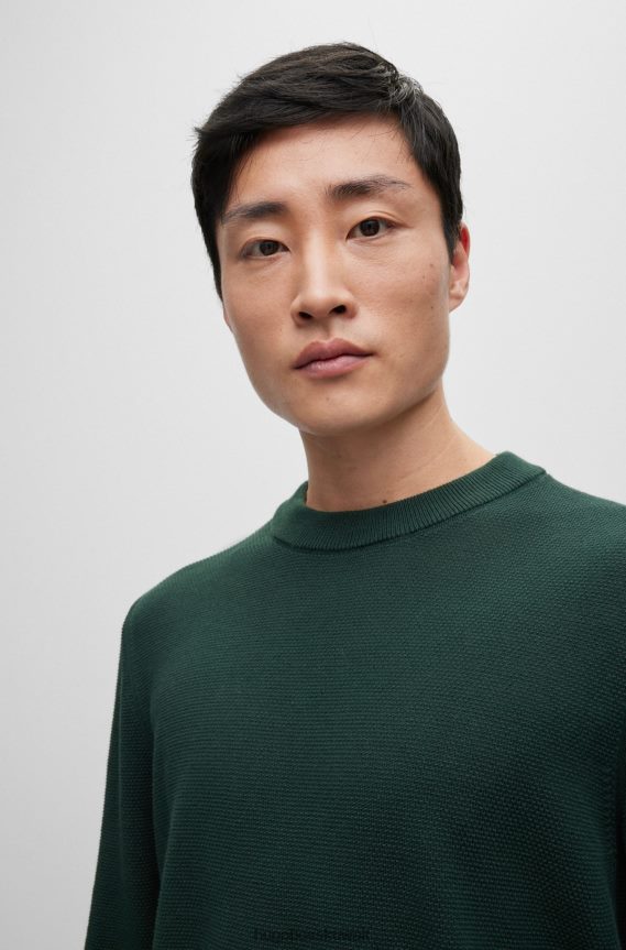 4TFNJN2459 أخضر غامق Hugo Boss سترة هوغو برقبة دائرية باللون الأخضر الداكن مصنوعة من القطن المنظم مع تفاصيل مخططة