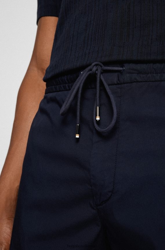 4TFNJN2461 أزرق غامق Hugo Boss شورت Hugo ذو قصة ضيقة من القطن المطاطي الملمس بالورق باللون الأزرق الداكن