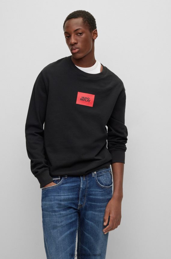 4TFNJN2463 أسود Hugo Boss هوغو | سويت شيرت من القطن العضوي مع علامة شعار كبسولة حمراء