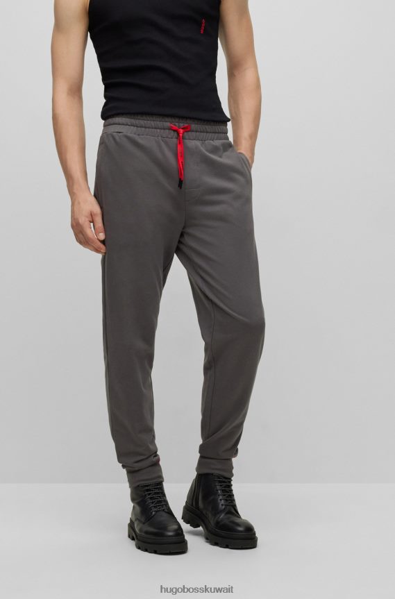 4TFNJN2473 الرمادي الداكن Hugo Boss بدلة رياضية من Hugo مصنوعة من قطن تيري باللون الرمادي الداكن مع شعار مكدس