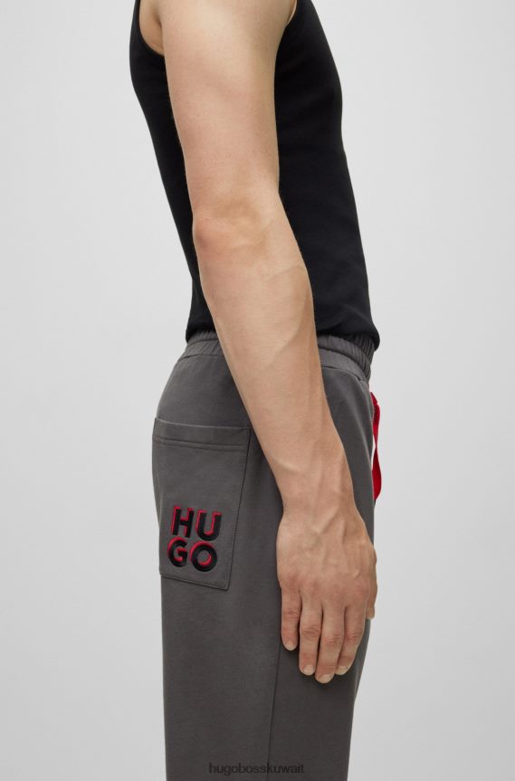 4TFNJN2473 الرمادي الداكن Hugo Boss بدلة رياضية من Hugo مصنوعة من قطن تيري باللون الرمادي الداكن مع شعار مكدس