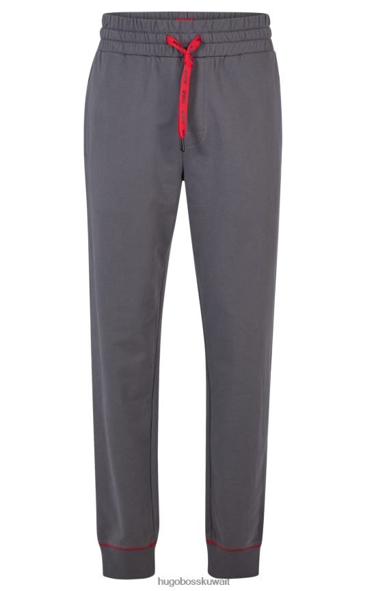 4TFNJN2473 الرمادي الداكن Hugo Boss بدلة رياضية من Hugo مصنوعة من قطن تيري باللون الرمادي الداكن مع شعار مكدس