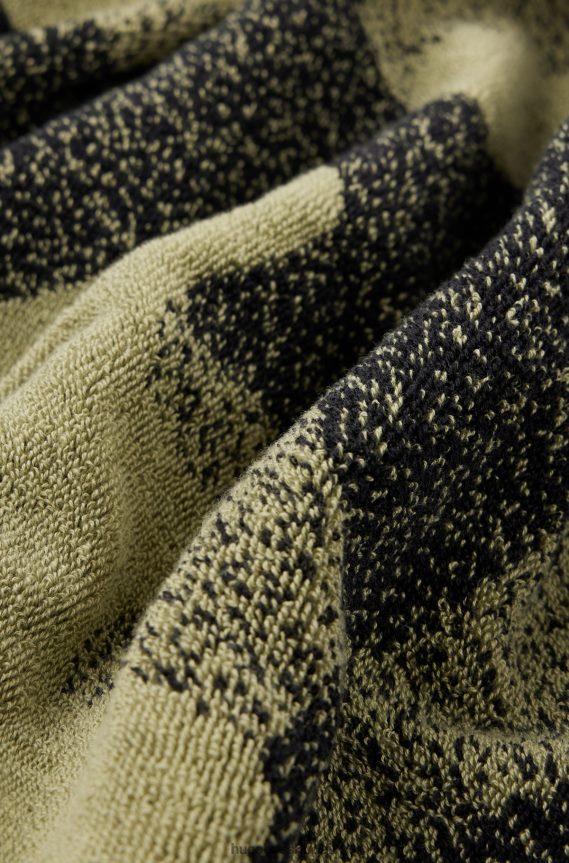 4TFNJN2481 منقوشة باللون الأخضر Hugo Boss ومنشفة الشاطئ بطبعة مموهة من الدوري الاميركي للمحترفين