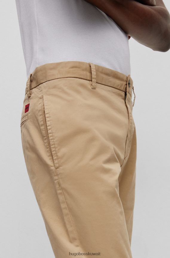4TFNJN2501 اللون البيج Hugo Boss بنطال تشينو بقصّة ضيّقة من قماش الجبردين القطني المطاطي باللون البيج