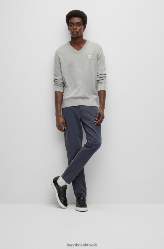 4TFNJN2503 رمادي فاتح Hugo Boss سترة من القطن والكشمير بقصة عادية مع رقعة شعار هوغو باللون الرمادي الفاتح