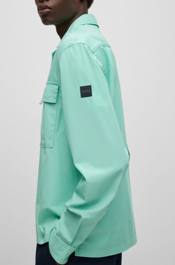 4TFNJN2510 اخضر فاتح Hugo Boss قميص هوغو باللون الأخضر الفاتح بقصّة مريحة مصنوع من مزيج القطن