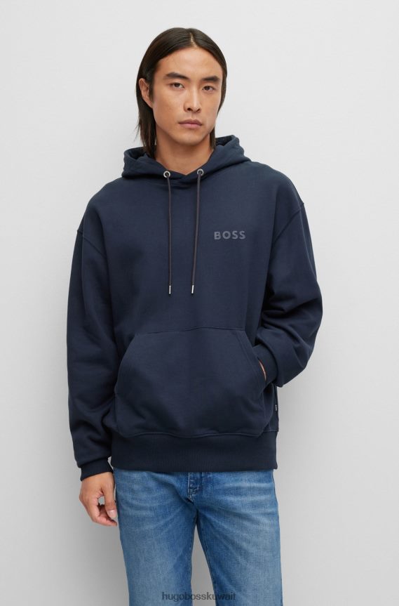 4TFNJN2545 أزرق غامق Hugo Boss سويت شيرت هوغو بغطاء رأس من القطن العضوي مع شعار مطبوع بالمطاط باللون الأزرق الداكن