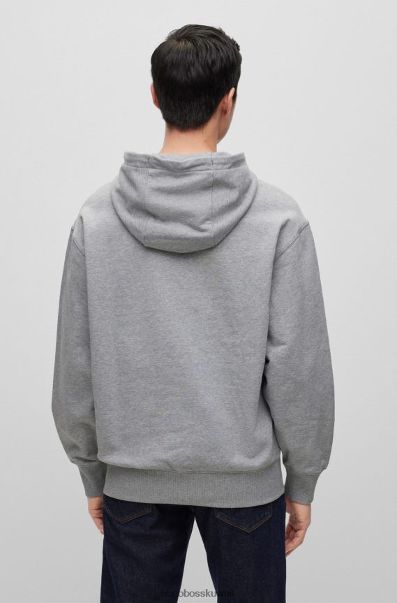 4TFNJN2547 رمادي فاتح Hugo Boss كنزة بغطاء رأس من القطن العضوي باللون الرمادي الفاتح مع شعار هوغو بطبعة مطاطية