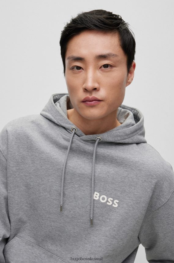 4TFNJN2547 رمادي فاتح Hugo Boss كنزة بغطاء رأس من القطن العضوي باللون الرمادي الفاتح مع شعار هوغو بطبعة مطاطية