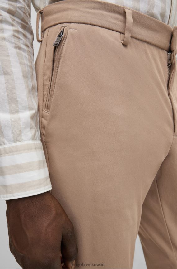 4TFNJN2556 البيج الفاتح Hugo Boss بنطلون هوغو ذو قصة ضيقة باللون البيج الفاتح مع طيات أمامية من مزيج القطن
