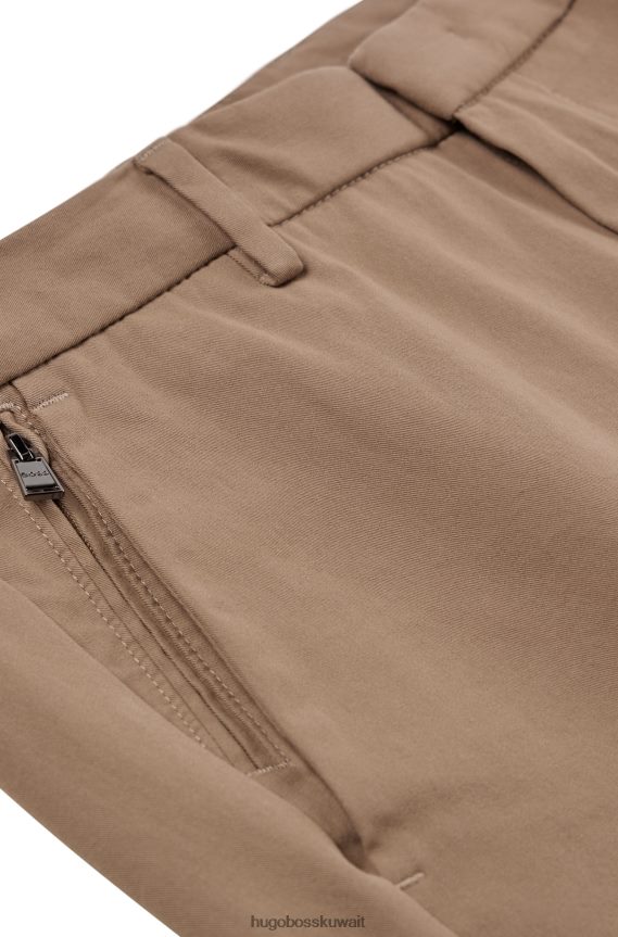 4TFNJN2556 البيج الفاتح Hugo Boss بنطلون هوغو ذو قصة ضيقة باللون البيج الفاتح مع طيات أمامية من مزيج القطن
