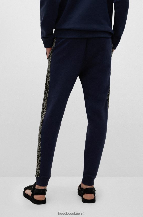 4TFNJN2571 أزرق غامق Hugo Boss بدلة رياضية من قطن تيري باللون الأزرق الداكن مع رقعة شعار وإدخالات هوغو