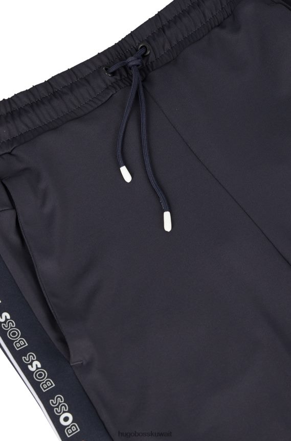 4TFNJN2590 أزرق غامق Hugo Boss شورت هوغو ذو قصة عادية مع شريط شعار باللون الأزرق الداكن