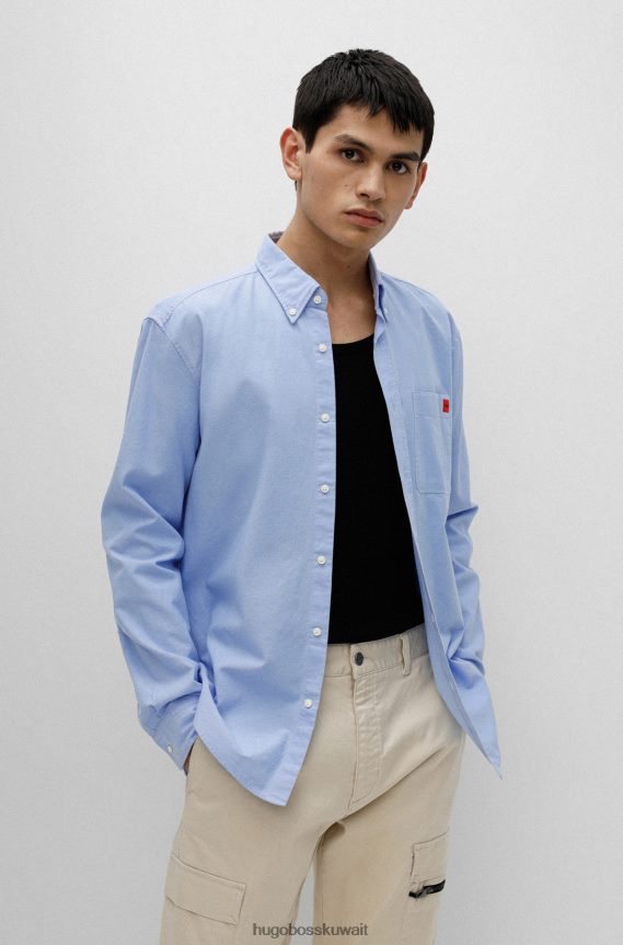 4TFNJN2594 أزرق فاتح Hugo Boss قميص Hugo ذو قصة ضيقة باللون الأزرق الفاتح من القطن مع ملصق شعار باللون الأحمر