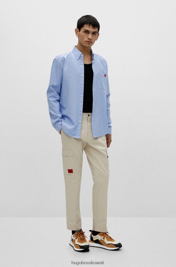 4TFNJN2594 أزرق فاتح Hugo Boss قميص Hugo ذو قصة ضيقة باللون الأزرق الفاتح من القطن مع ملصق شعار باللون الأحمر