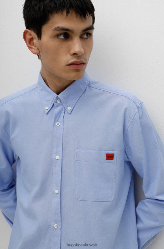 4TFNJN2594 أزرق فاتح Hugo Boss قميص Hugo ذو قصة ضيقة باللون الأزرق الفاتح من القطن مع ملصق شعار باللون الأحمر