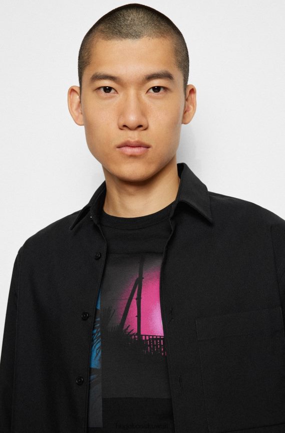 4TFNJN2604 أسود Hugo Boss تي شيرت أسود من قطن بيما بقصة عادية مع عمل فني ملون