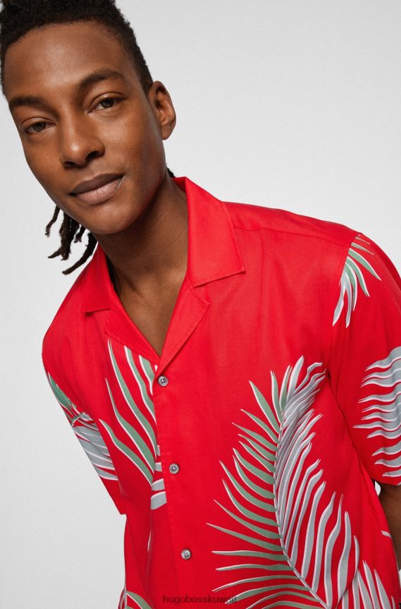 4TFNJN2630 أحمر Hugo Boss قميص Hugo ذو قصة عادية وأكمام قصيرة مع طباعة أوراق الشجر باللون الأحمر