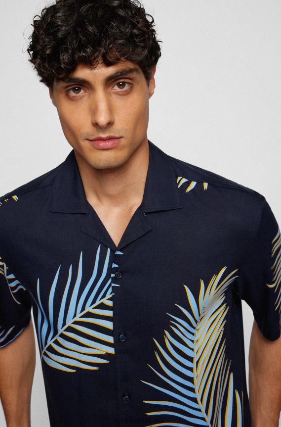 4TFNJN2631 أزرق غامق Hugo Boss قميص بأكمام قصيرة وقصة عادية مع طباعة أوراق الشجر باللون الأزرق الداكن