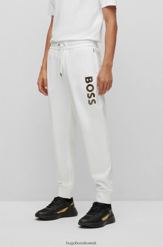 4TFNJN2635 أبيض Hugo Boss قطعة سفلية رياضية من قطن تيري باللون الأبيض من Hugo مع شعار مملوء بالأحرف الأولى
