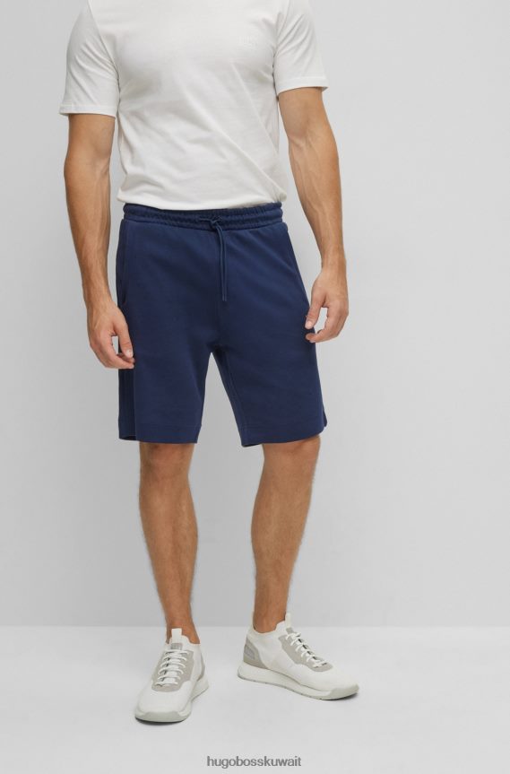 4TFNJN2637 أزرق غامق Hugo Boss شورت من مواد مختلطة بقصة عادية مع شعار منحني باللون الأزرق الداكن