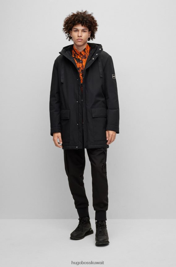 4TFNJN2653 أسود Hugo Boss سترة هوغو سوداء اللون طاردة للماء بمقاس عادي مع شعار مؤطر