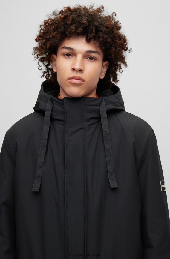 4TFNJN2653 أسود Hugo Boss سترة هوغو سوداء اللون طاردة للماء بمقاس عادي مع شعار مؤطر