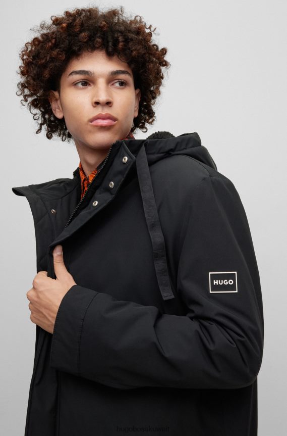 4TFNJN2653 أسود Hugo Boss سترة هوغو سوداء اللون طاردة للماء بمقاس عادي مع شعار مؤطر