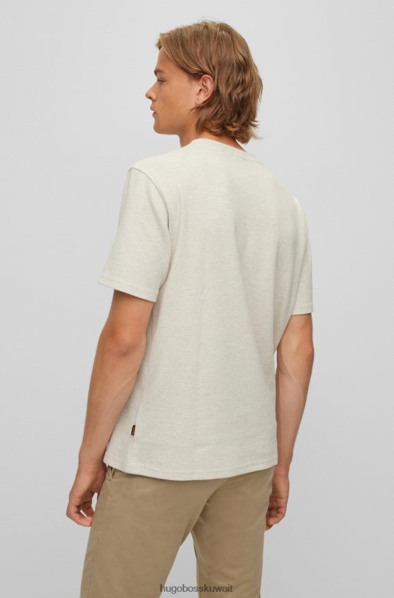 4TFNJN2659 البيج الفاتح Hugo Boss هوغو تي شيرت مريح باللون البيج الفاتح مع هيكل وافل